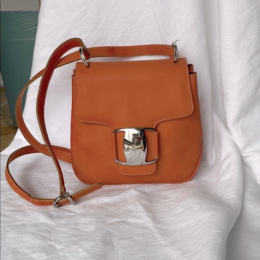 🚨S. FERRAGAMO🚨 Vara orange crossbody purse w/ silver hardware & adjustable strap
